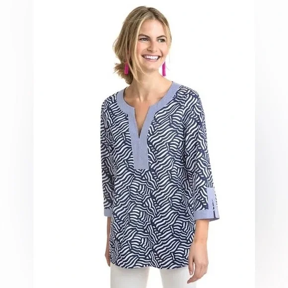 NWT Vineyard Vines Whale Tail Printed Top Size S - Picture 2 of 8